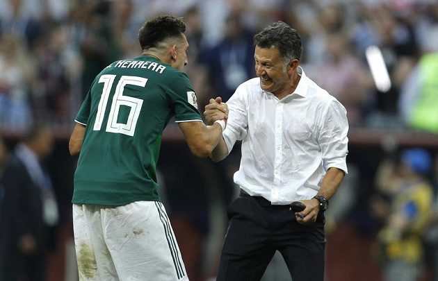 Hector Herrera (vlevo) oslavuje s mexickým trenérem Juanem Carlosem Osoriem výhru nad Němci.