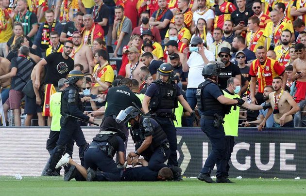 Kvůli řádění fanoušků bylo utkání mezi Lens a Lille na půl hodiny přerušeno