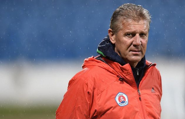 Trenér Slovanu Bratislava Jozef Chovanec během předzápasového tréninku před utkáním základní skupiny Evropské ligy se Slovanem Bratislava na stadiónu Pasienky v Bratislavě.