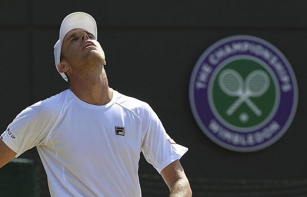 Američan Sam Querrey se na Wimbledonu postaral o největší senzaci, když vyřadil Novaka Djokoviče. Sám skončil ve čtvrtfinále na raketě Milose Raonice.