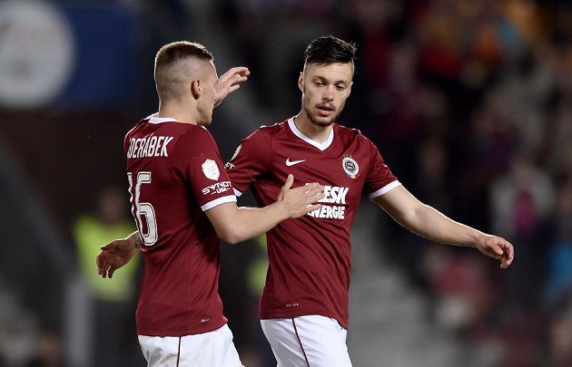 Václav Kadlec (vpravo) a Pavel Kadeřábek oslavují pátý gól Sparty proti Slovácku.