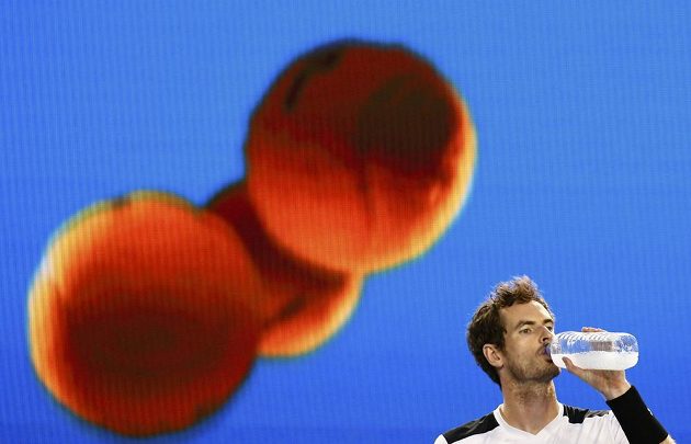 Andy Murray se občerstvuje během semifinále Australian před obří obrazovkou v Rod Laver Areně.
