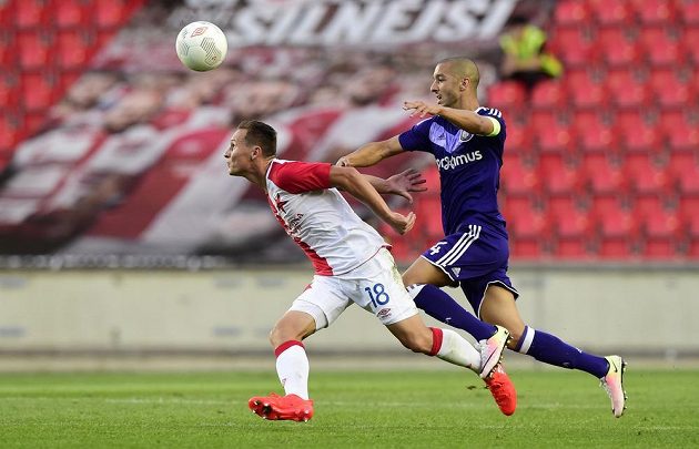 Slávista Jan Bořil (vlevo) v souboji se Sofianem Hannim z Anderlechtu v úvodním duelu play off Evropské ligy.