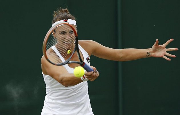 Kazašská tenistka Jaroslava Švedovová v zápase 4. kola Wimbledonu s Lucií Šafářovou.