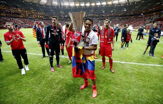 Útočník Sevilly Carlos Bacca se ve finále EL trefil dvakrát a po závěrečném hvizdu mohl jásat i s trofejí.