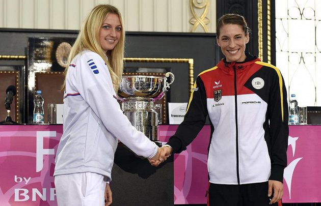 Česká tenistka Petra Kvitová (vlevo) a Andrea Petkovičová z Německa během losování finále Fed Cupu dne 7. listopadu 2014 na Staroměstské radnici v Praze.