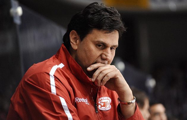 Trenér Slavie Vladimír Růžička se nedělním utkáním s Pardubicemi rozloučil s pražským týmem a přebírá národní mužstvo.