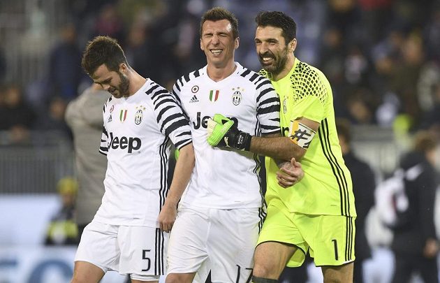 Fotbalisté Juventusu Turín se radují, vyhráli zápas italské ligy na půdě Cagliari 2:0. Na snímku slaví Gianluigi Buffon, Mario Mandžukič a Miralem Pjanič.