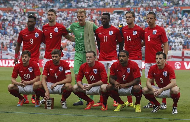 V dolní řadě zleva Lallana, Gerrard, Rooney, Johnson, Baines. Nahoře pak stojí Sturridge (9), Cahill, Hart, Welbeck, Henderson a Jagielka. Takto vypadalo mužstvo, které vedl Gerrard jako kapitán do přípravy s Hondurasem.
