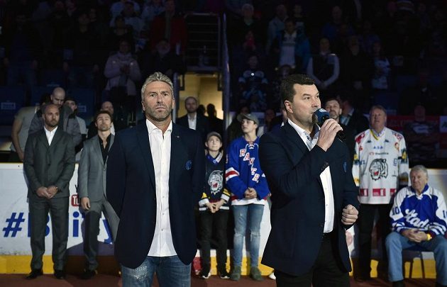 Před extraligovým zápasem mezi Libercem a Spartou byl slavnostně vyvěšen ke stropu haly dres útočníka Petra Nedvěda (vlevo v popředí). Během kariéry si zahrál i za Spartu.