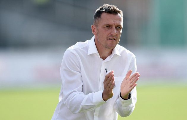 Trenér Dukly Praha Luboš Kozel během utkání 9. kola Synot ligy s Vysočinou Jihlava.