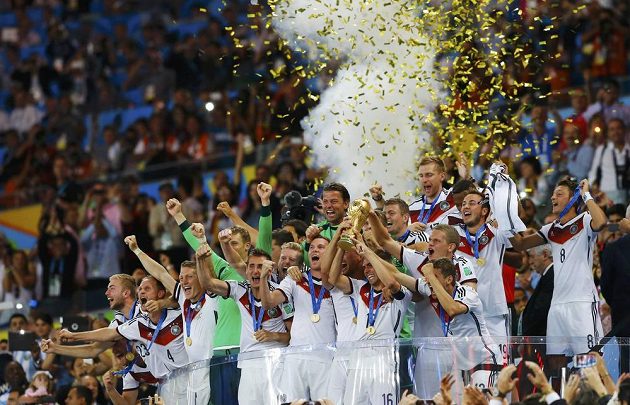 Obrovská radost německého týmu na stadiónu v Riu. Svěřenci trenéra Joachima Löwa udolali ve finále Argentinu a slaví titul.
