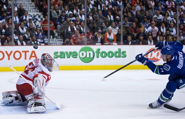 Český brankář Petr Mrázek z Detroitu Red Wings zasahuje proti střele Alexandreho Burrowse z Vancouveru v zápase NHL.