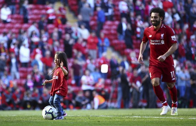 Pětiletá Makka, dcera liverpoolského kanonýra Mohameda Salaha, si hraje s míčem na trávníku po skočení posledního kola Premier League. Reds na mistrovský titul nedosáhli.