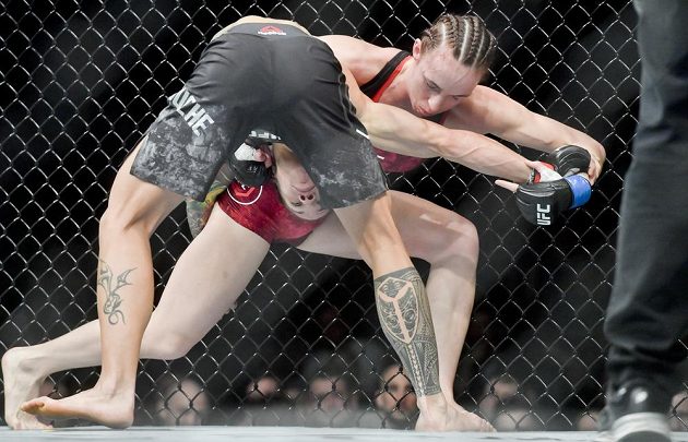 Zápas v kategorii muší váha: Lucie Pudilová z České republiky (vpravo) a Liz Carmoucheová z USA na Večeru smíšených bojových umění UFC Fight Night Prague. Pudilová nakonec prohrála, ale nezklamala.