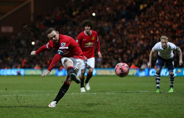 Útočník Manchesteru United Wayne Rooney proměňuje penaltu v osmifinále FA Cupu proti Prestonu.
