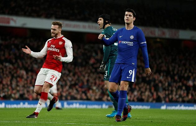 Španělský útočník Chelsea Álvaro Morata zklamaně odchází. běžel sám na Petra Čecha, který vyběhl a střelec netrefil branku Arsenalu.