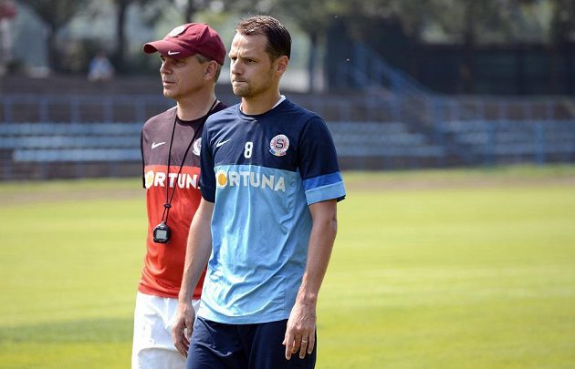 Záložník Sparty Marek Matějovský (vpředu) a trenér Vítězslav Lavička během prvního tréninku před novou sezónou.