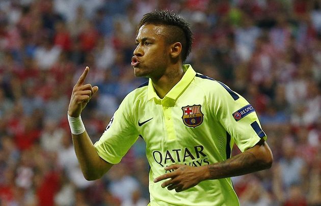 Neymar oslavuje svoji druhou trefu v odvetě semifinále Ligy mistrů proti Bayernu.