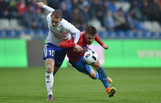 Jan Chramosta z Mladé Boleslavi (vlevo) a Jakub Hromada z Plzně v souboji o míč.