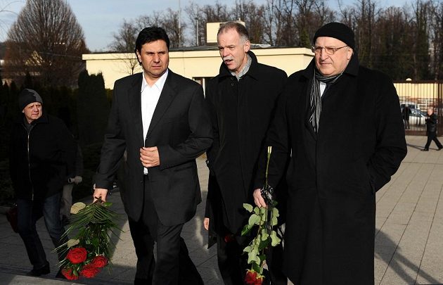Zleva Vladimír Růžička a Slavomír Lener se přicházejí rozloučit s hokejovou legendou Karlem Gutem.