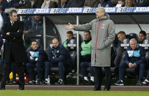 Trenér Arsenalu Arséne Wenger (vpravo) se diví verdiktu rozhodčího v zápase proti Swansea. Vlevo stojí lodivod "Labutí" Paul Clement.