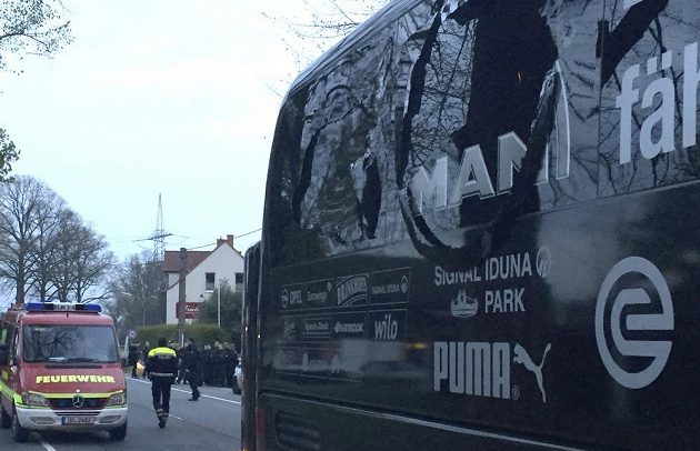Poškozené okno autobusu Dortmundu po explozi před zápasem Ligy mistrů s Monakem.