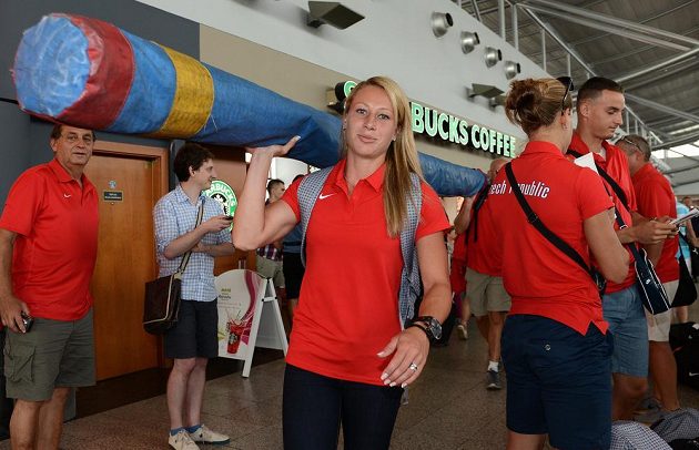 Tyčkařka Jiřina Svobodová se svým "nádobíčkem" před odletem na atletické MS do Moskvy.