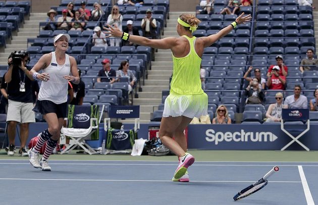 Bethanie Mattekové-Sandsové a Lucii Šafářové se ve finále US Open podařil velký obrat.