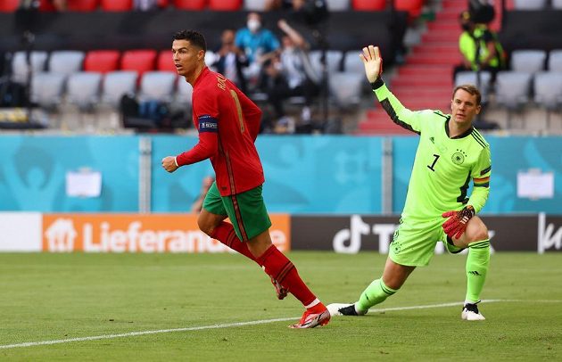 Portugalec Cristiano Ronaldo se raduje z branky do sítě Německa v utkání Skupiny F mistrovství Evropy ve fotbale proti Německu. Vzadu gólman Němců Manuel Neuer.