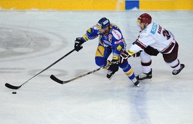 Zlínský útočník Petr Leška (vlevo) a Zdeněk Bahenský ze Sparty během extraligového utkání.