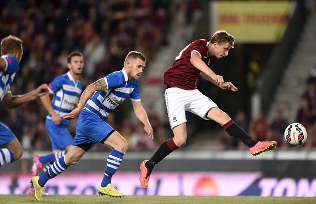 Záložník Ladislav Krejčí střílí první gól Sparty v odvetném utkání play off Evropské ligy proti Zwolle.