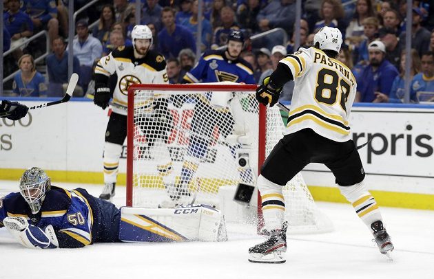 Český útočník Bostonu David Pastrňák střílí gól do sítě St. Louis ve finále Stanley Cupu.