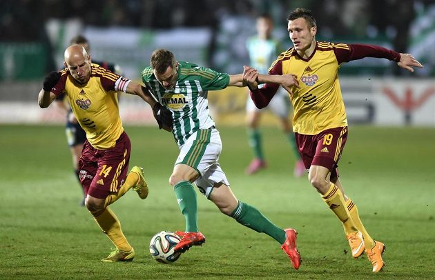 Matúš Mikuš z Bohemians (uprostřed), Patrik Gedon (vlevo) a Lukáš Štetina z Dukly.