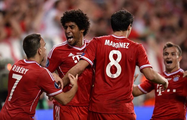 Hráči Bayernu Mnichov zleva Ribéry, Dante, Martínez a Shaqiri oslavují vyrovnávací gól během utkání Superpoháru s Chelsea.