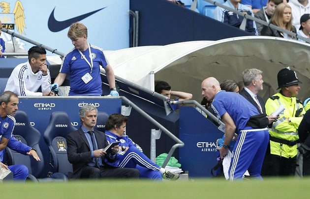 Fyzioterapeut Steve Hughes (vpravo) a konzultant v oblasti sportu a tělovýchovného lékařství Chris Hughes při zápase Chelsea s Manchesterem City, José Mourinho (na lavičce s deskami) po minulém kole zakázal přístup na lavičku lékařce Evě Carneirové.