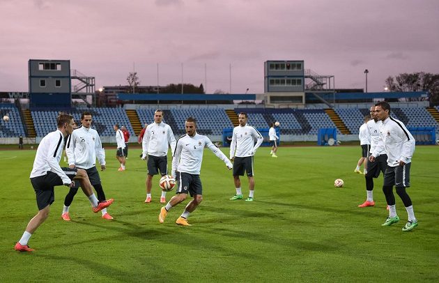 Fotbalisté Sparty Praha během předzápasového tréninku před utkáním základní skupiny Evropské ligy se Slovanem Bratislava na stadiónu Pasienky v Bratislavě.
