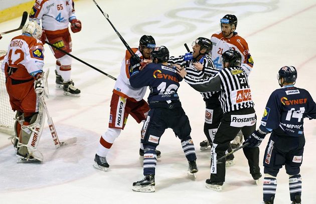 Olomoucký obránce Tomáš Houdek (vlevo) v potyčce s libereckým útočníkem Michalem Birnerem v zápase 49. kola hokejové Tipsport extraligy.
