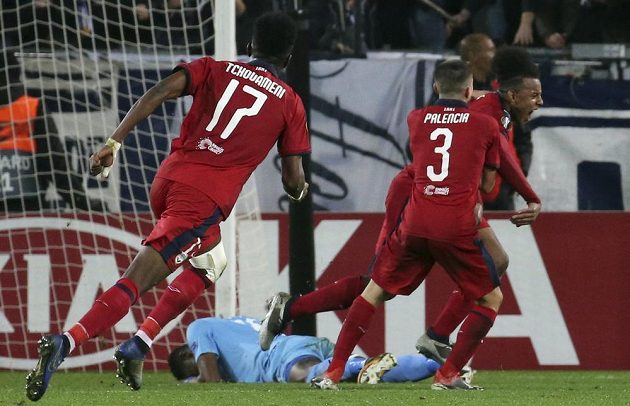 Radost fotbalistů Bordeaux poté, co June Koundé vstřelil do sítě Slavie druhý gól v utkání Evropské ligy.