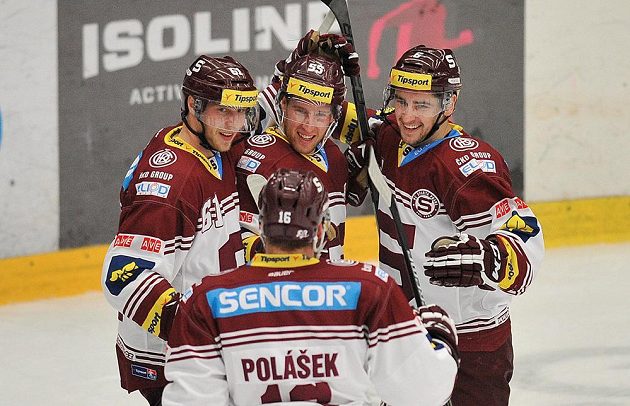 Sparťanští hokejisté slaví gól v Mladé Boleslavi. Zleva útočníci Lukáš Klimek, Robert Sabolič, Lukáš Cingel a obránce Adam Polášek (zády).