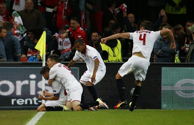 Sevillský Coke slaví se spoluhráči gól proti Liverpoolu ve finále Evropské ligy.