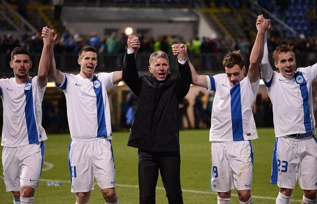 Hráči Slovanu Liberec a trenér Jaroslav Šilhavý děkují fanouškům po utkání Evropské ligy s Estorilem.