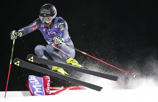 Francouz Cyprien Sarrazin na trati paralelního obřího slalomu v Alta Badii.