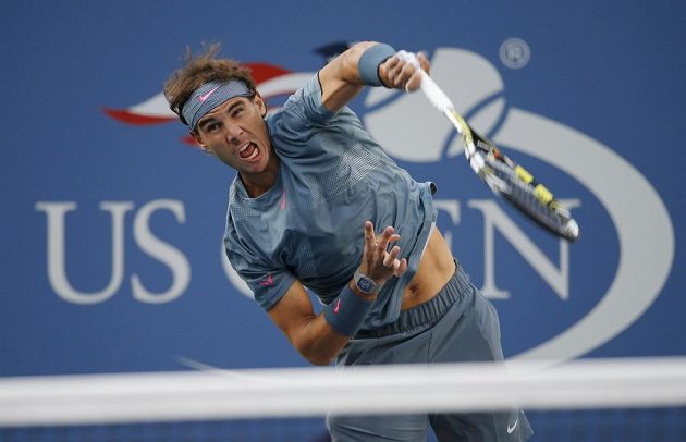 Španěl Rafael Nadal podává během finále US Open proti Novaku Djokovičovi ze Srbska.