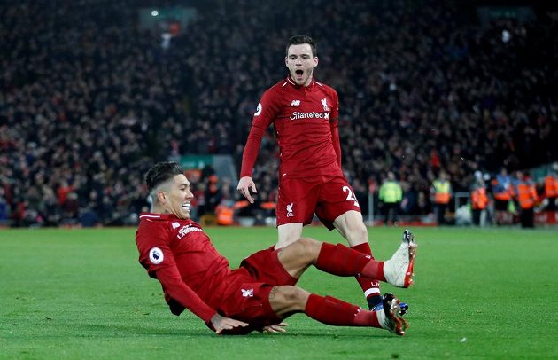 Liverpoolský Roberto Firmino se vsedě raduje z gólu proti Arsenalu, nad ním Andrew Robertson.