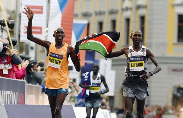 Kipsang a Ronoh společně nesou keňskou vlajku na olomouckém maratónu v roce 2014.