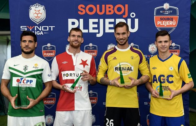 Defilé vítězů - zleva José Antonio Romera (přesnost střelby), Martin Juhar (tvrdost střelby), Milan Švenger (přímé kopy) a Egon Vůch (slalom s míčem).