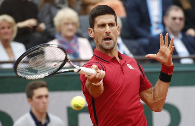 Srbský tenista Novak Djokovič během finálového zápasu French Open s Andym Murraym.