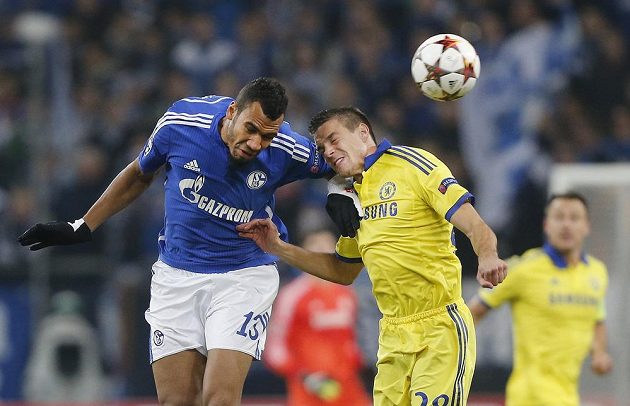 Cesar Azpilicueta (vpravo) z Chelsea v hlavičkovém souboji s Erikem Maximem Choupo-Motingem ze Schalke.