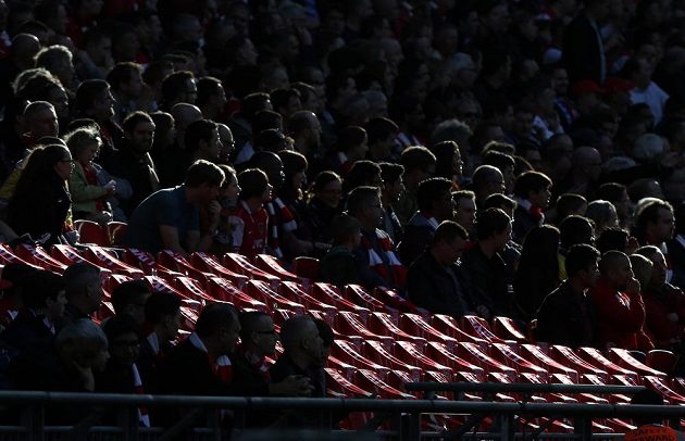 Fanoušci Liverpoolu sedí před zápasem s Manchesterem City kolem 96 volných sedaček, které připomínají 96 obětí tragédie v Hillsborough.